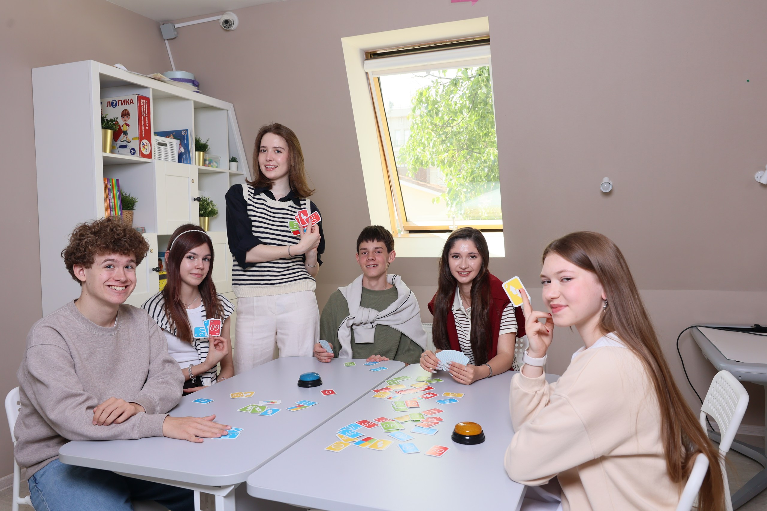 Подростки SkillBridge играют вместе на занятии